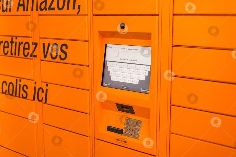 Скачать Шкафчик Amazon в торговом центре фотосток Ozero