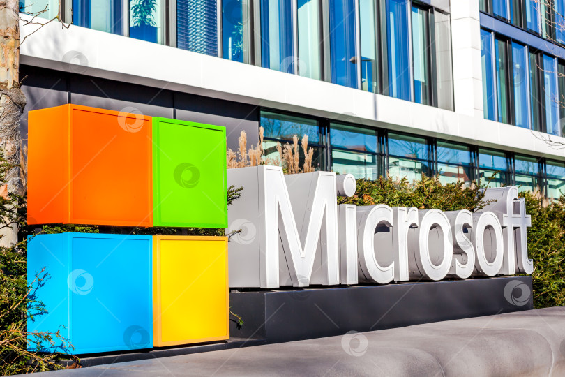 Скачать Логотип Microsoft на офисном здании в Мюнхене, Германия фотосток Ozero