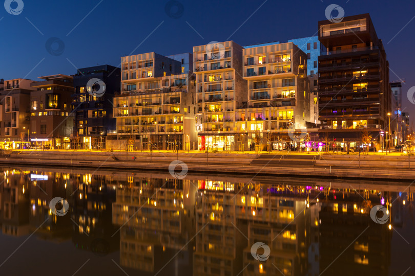 Скачать Район Конфлюэнс в Лионе, Франция, ночью фотосток Ozero