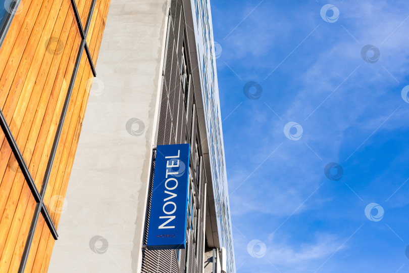 Скачать Логотип Novotel на здании отеля в Лионе фотосток Ozero