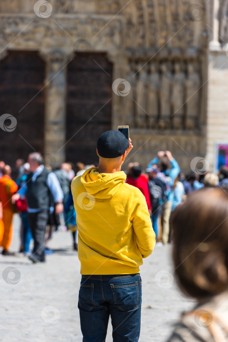 Скачать Мужчина фотографирует на улице фотосток Ozero