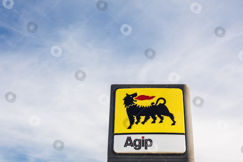 Скачать Логотип Agip на своей заправочной станции фотосток Ozero