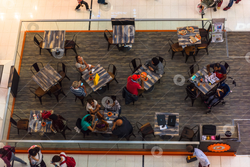 Скачать люди в кафе в торговом центре Dubai Mall фотосток Ozero