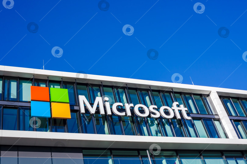 Скачать Логотип Microsoft на офисном здании в Мюнхене, Германия фотосток Ozero