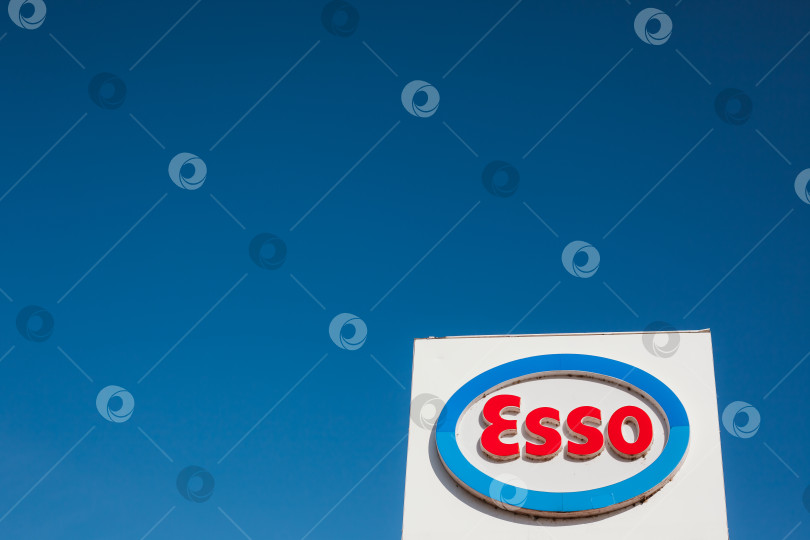 Скачать Логотип Esso на своей заправочной станции фотосток Ozero