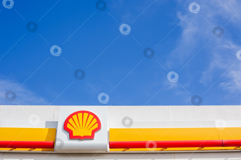 Скачать Логотип компании Shell на своей заправочной станции фотосток Ozero