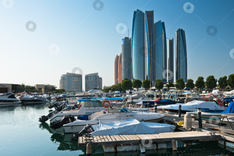 Скачать Причал Аль-Батин и башни Etihad towers в Абу-Даби, ОАЭ фотосток Ozero