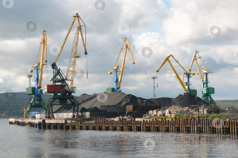 Скачать Грузовой терминал морского порта Мурманск фотосток Ozero