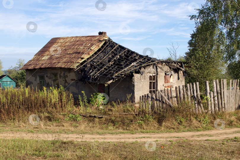 Скачать Старый разрушенный фермерский дом фотосток Ozero