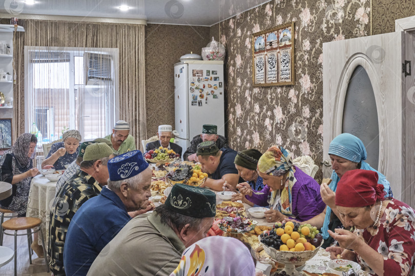 Скачать Жители сибирской деревни отмечают мусульманский праздник Курбан-байрам дома. Ид аль-Адха фотосток Ozero