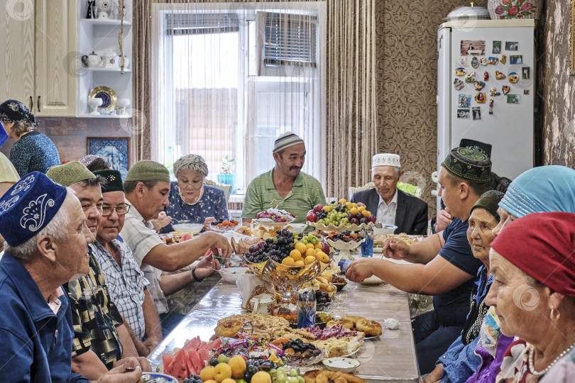 Скачать Жители сибирской деревни отмечают мусульманский праздник Курбан-байрам дома. Курбан-Байрам, праздник жертвоприношения. фотосток Ozero