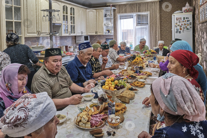 Скачать Жители сибирской деревни отмечают мусульманский праздник Курбан-байрам за домашним столом. Курбан-Байрам - праздник жертвоприношения. фотосток Ozero