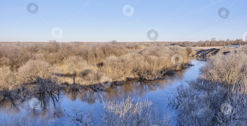 Скачать Сибирская река Вагай ранним утром. Трава и кусты покрыты инеем. фотосток Ozero