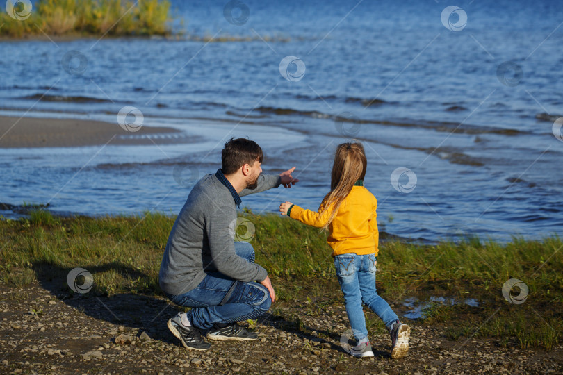 Скачать Семья. Отец и дочь. Отдых на воде фотосток Ozero