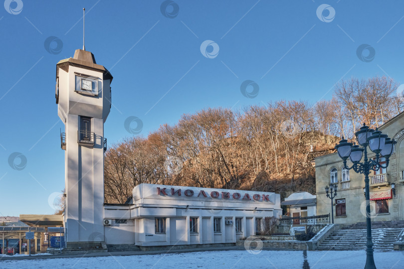 Скачать Фасад здания железнодорожного вокзала в городе Кисловодске. Кавказские минеральные воды. фотосток Ozero