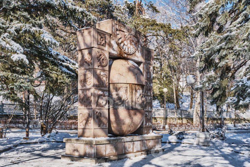 Скачать Железноводск, Россия. Каменные скульптурные солнечные часы со знаками зодиака, яйцо желаний. фотосток Ozero