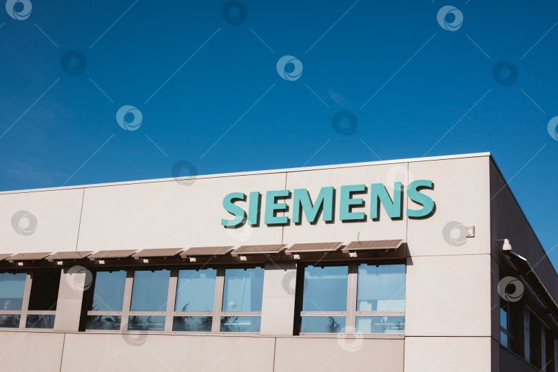 Скачать Логотип компании Siemens на ее здании фотосток Ozero