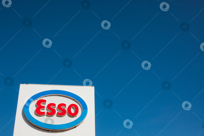 Скачать Логотип Esso на своей заправочной станции фотосток Ozero