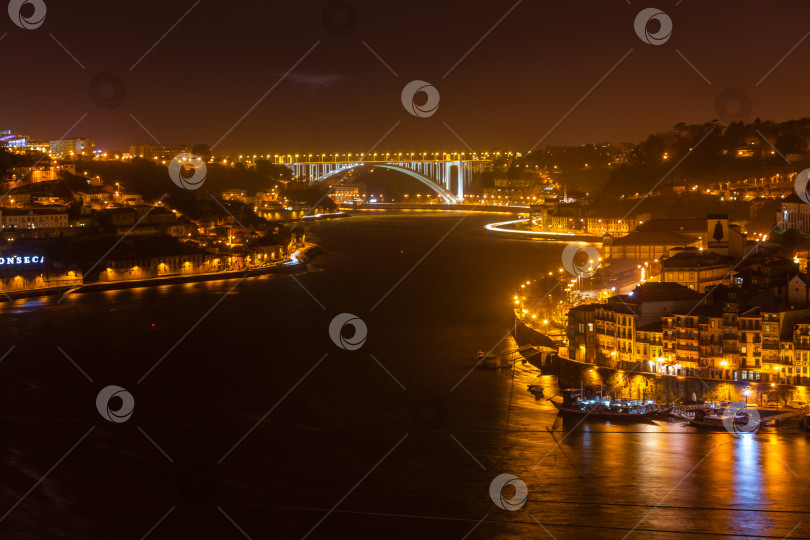 Скачать Обзор Старого города Порту, Португалия, ночью фотосток Ozero