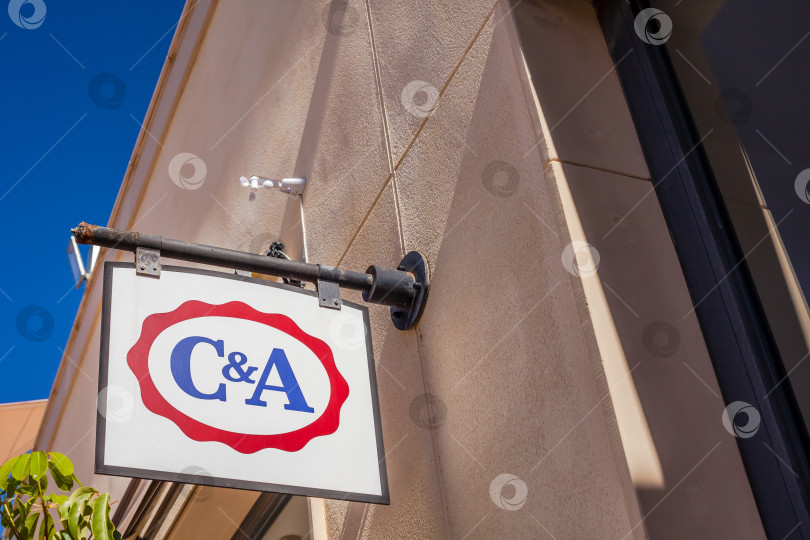 Скачать Логотип магазина C&A на его здании фотосток Ozero
