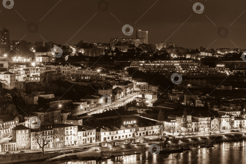 Скачать Обзор ночного города Вила-Нова-де-Гайя, район Порту, Португалия фотосток Ozero