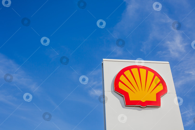 Скачать Логотип компании Shell на своей заправочной станции фотосток Ozero