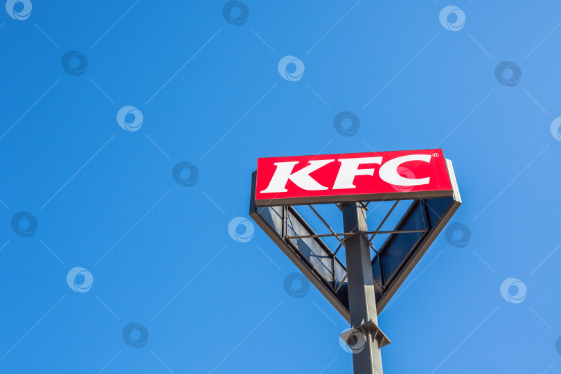 Скачать Логотип ресторана быстрого питания KFC на его здании фотосток Ozero