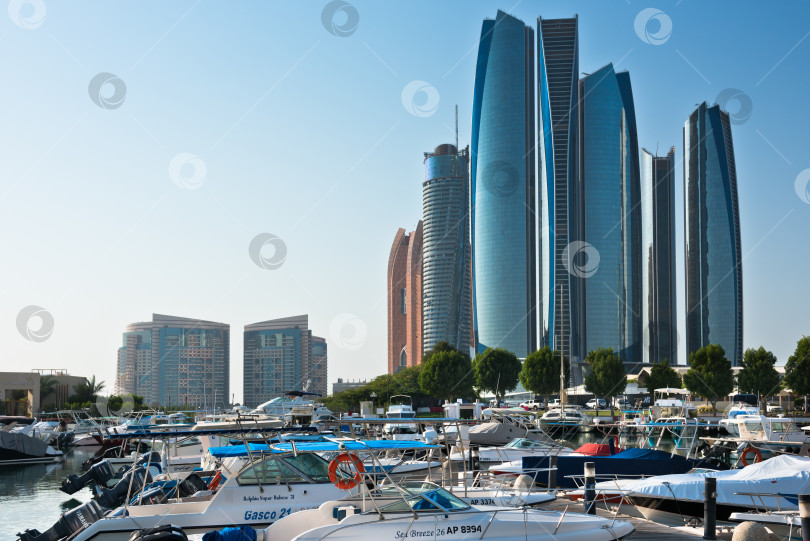 Скачать Причал Аль-Батин и башни Etihad towers в Абу-Даби, ОАЭ фотосток Ozero