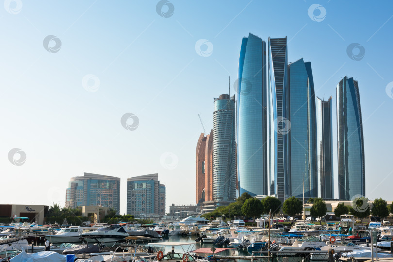 Скачать Причал Аль-Батин и башни Etihad towers в Абу-Даби, ОАЭ фотосток Ozero