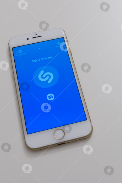 Скачать Мобильное приложение Shazam на экране Apple Iphone 7 фотосток Ozero