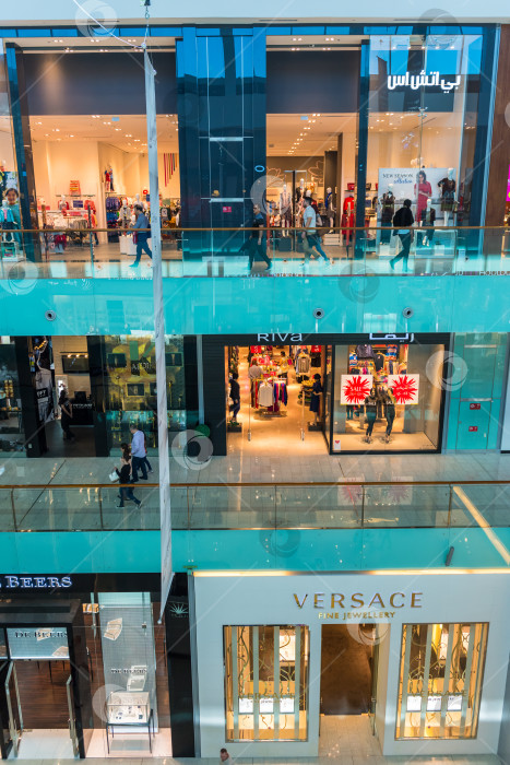Скачать Люди совершают покупки в торговом центре Dubai Mall фотосток Ozero