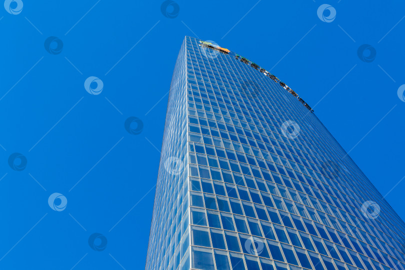 Скачать Угол голубого небоскреба фотосток Ozero