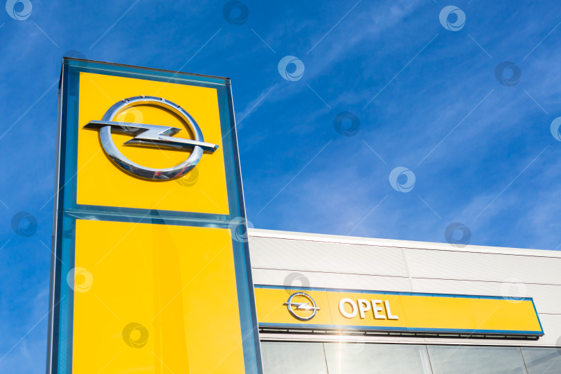 Скачать Логотип бренда Opel на фоне ярко-голубого неба фотосток Ozero