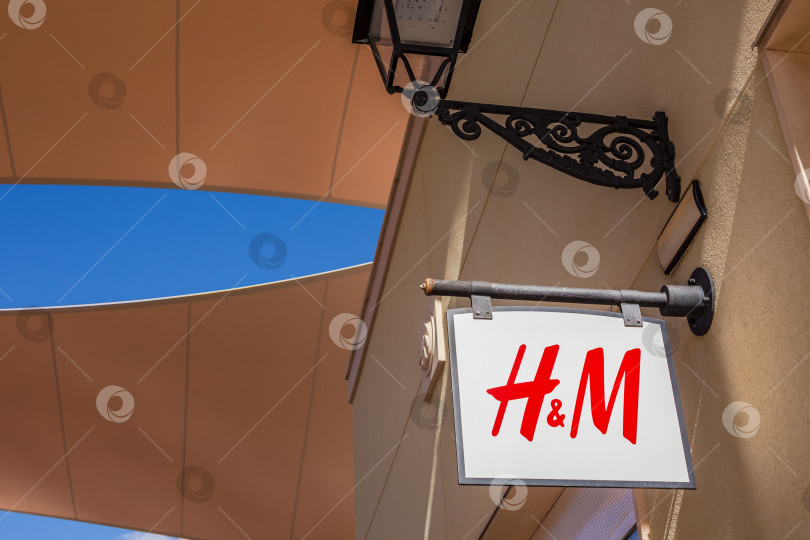 Скачать Логотип бренда H&M store на его здании фотосток Ozero