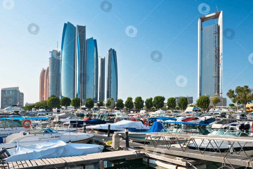 Скачать Причал Аль-Батин и башни Etihad towers в Абу-Даби, ОАЭ фотосток Ozero