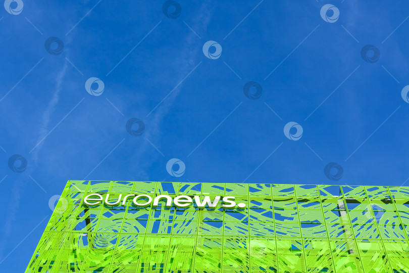 Скачать Логотип бренда Euronews на здании его штаб-квартиры фотосток Ozero