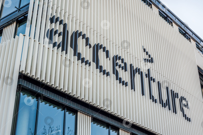 Скачать Логотип Accenture на здании в Мюнхене, Германия фотосток Ozero