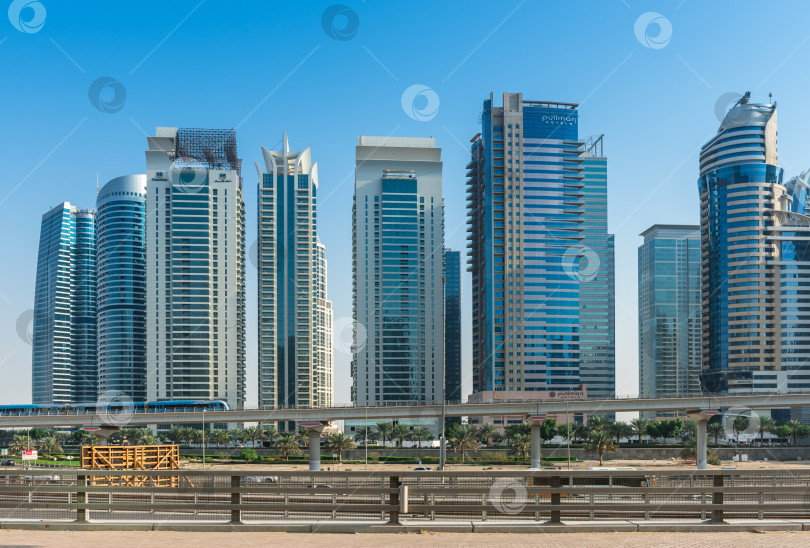 Скачать Башни Jumeirah Lakes Towers в Дубае, Объединенные Арабские Эмираты фотосток Ozero