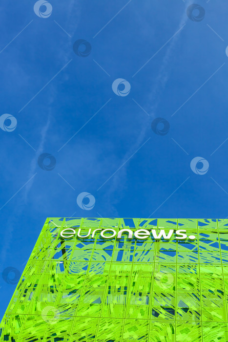 Скачать Логотип бренда Euronews на здании его штаб-квартиры фотосток Ozero