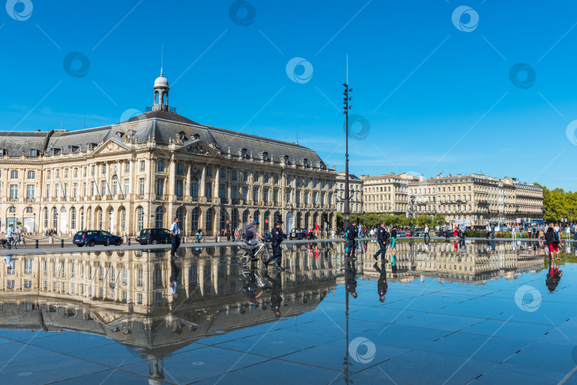 Скачать Зеркальный фонтан в Бордо, Франция фотосток Ozero