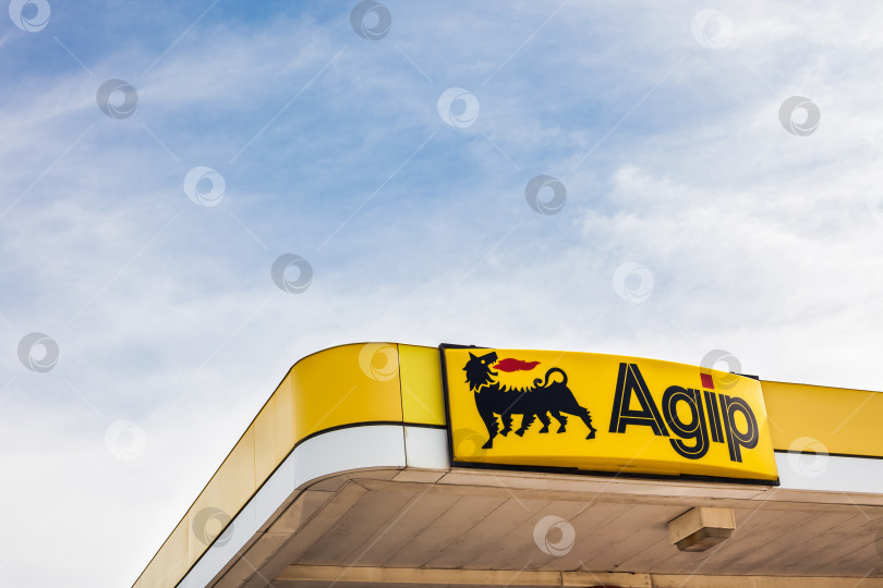 Скачать Логотип Agip на своей заправочной станции фотосток Ozero