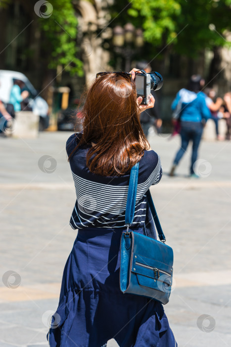 Скачать Молодая женщина фотографируется фотосток Ozero