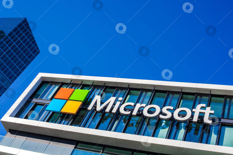 Скачать Логотип Microsoft на офисном здании в Мюнхене, Германия фотосток Ozero