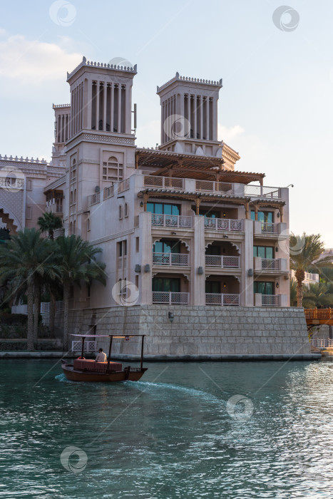 Скачать Вид на отель Madinat Jumeirah в Дубае фотосток Ozero