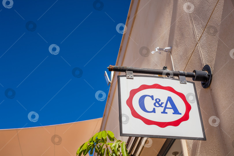 Скачать Логотип магазина C&A на его здании фотосток Ozero