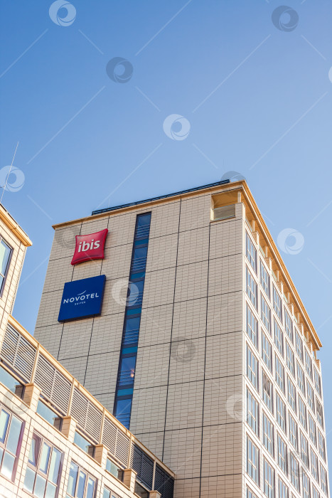 Скачать Логотип Novotel suites Ibis на здании отеля в Мюнхене фотосток Ozero