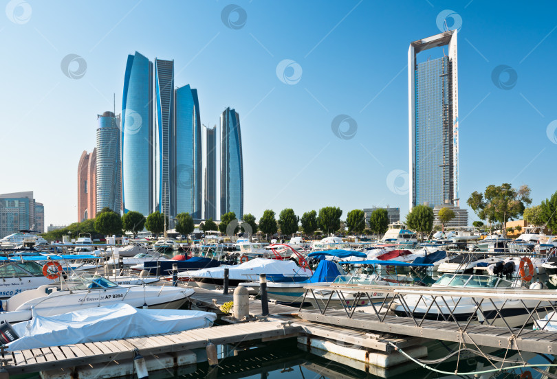 Скачать Причал Аль-Батин и башни Etihad towers в Абу-Даби, ОАЭ фотосток Ozero