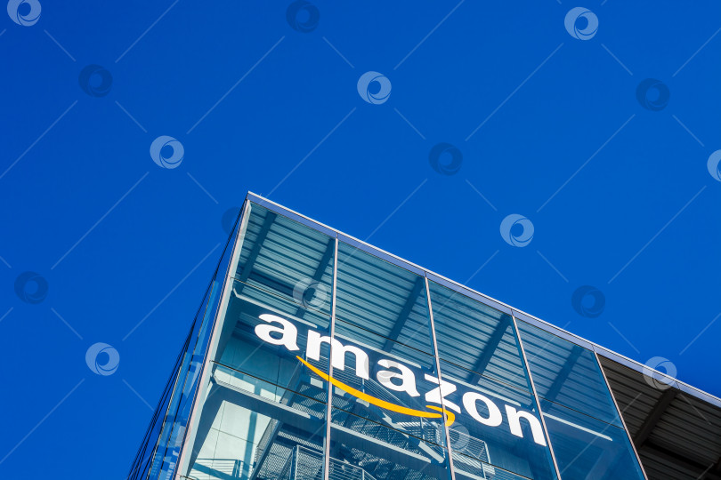 Скачать Логотип Amazon на офисном здании в Мюнхене, Германия фотосток Ozero