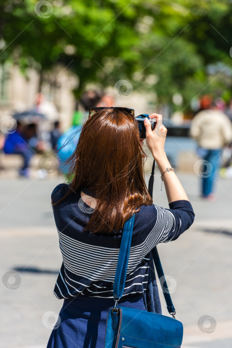 Скачать Молодая женщина фотографируется фотосток Ozero