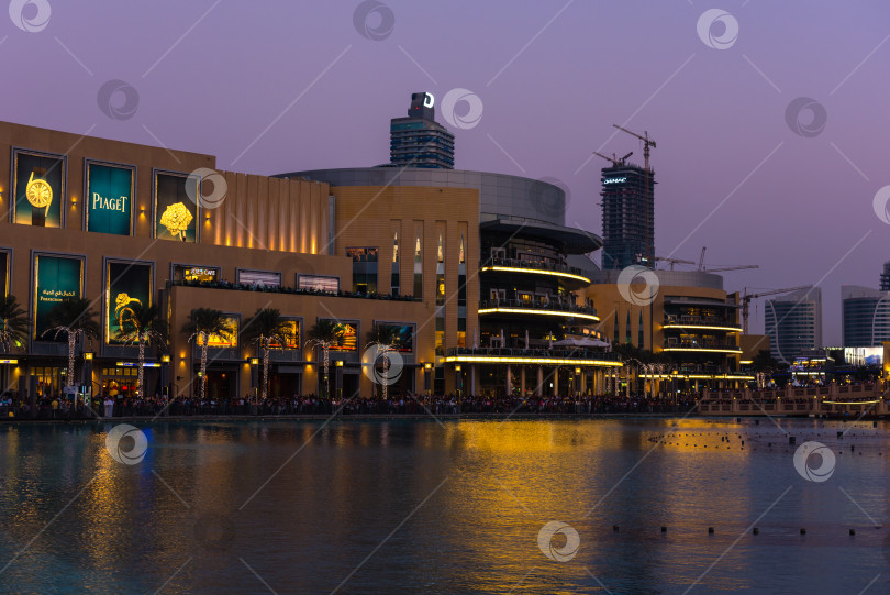 Скачать Шоу дубайских фонтанов состоится в торговом центре Dubai Mall фотосток Ozero